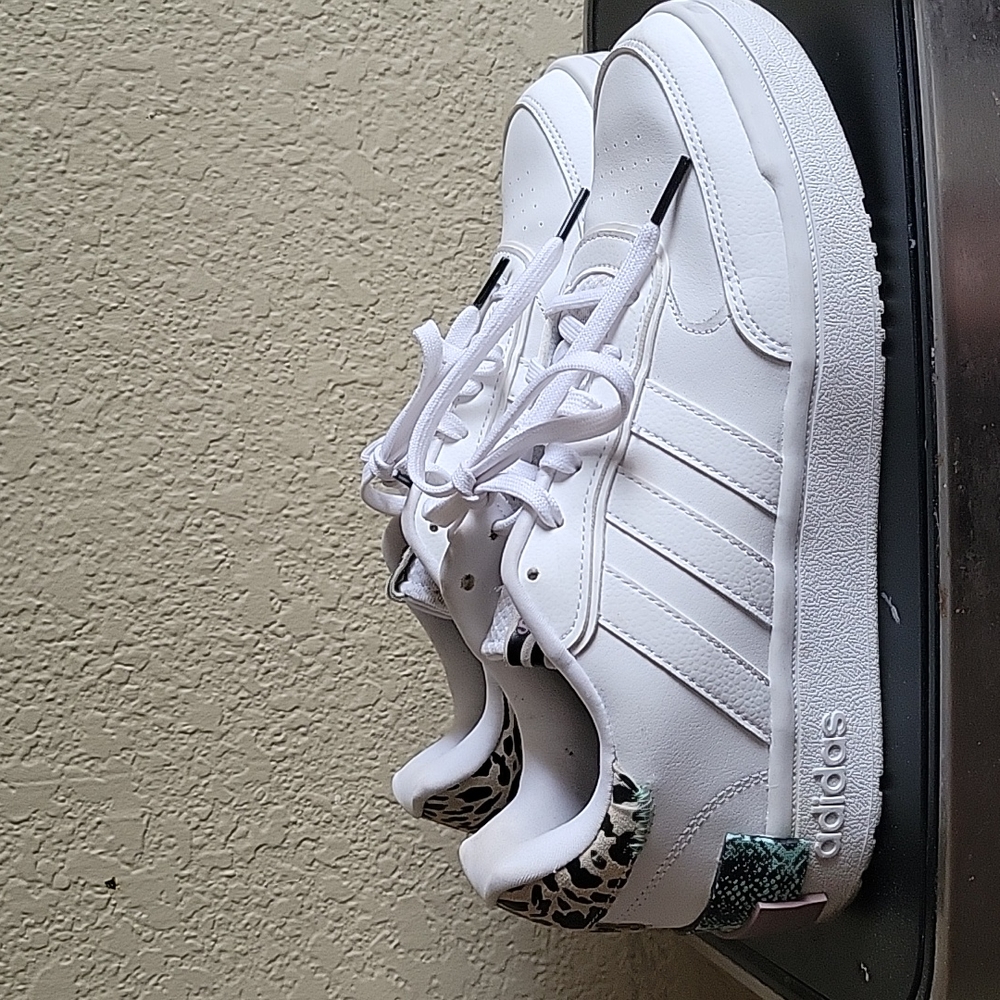 Woman's ADIDAS sneakers Size 9.5 (42 UK)